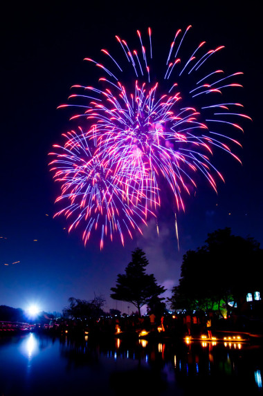 五顏六色的煙花匯演在公園里，泰國