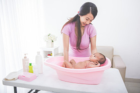 女婴是由他的母亲正在沐浴