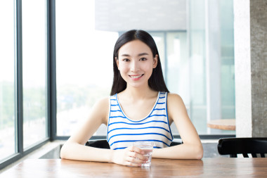 微笑的女人和咖啡照片