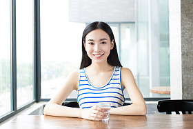 微笑的女人和咖啡照片