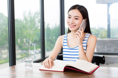 書和移動(dòng)電話的女人
