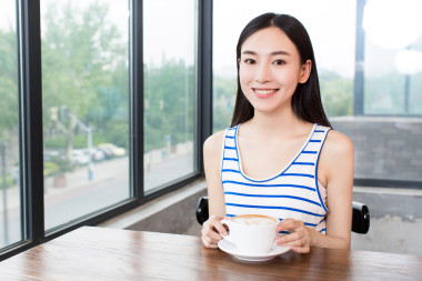  喝咖啡的女人圖片