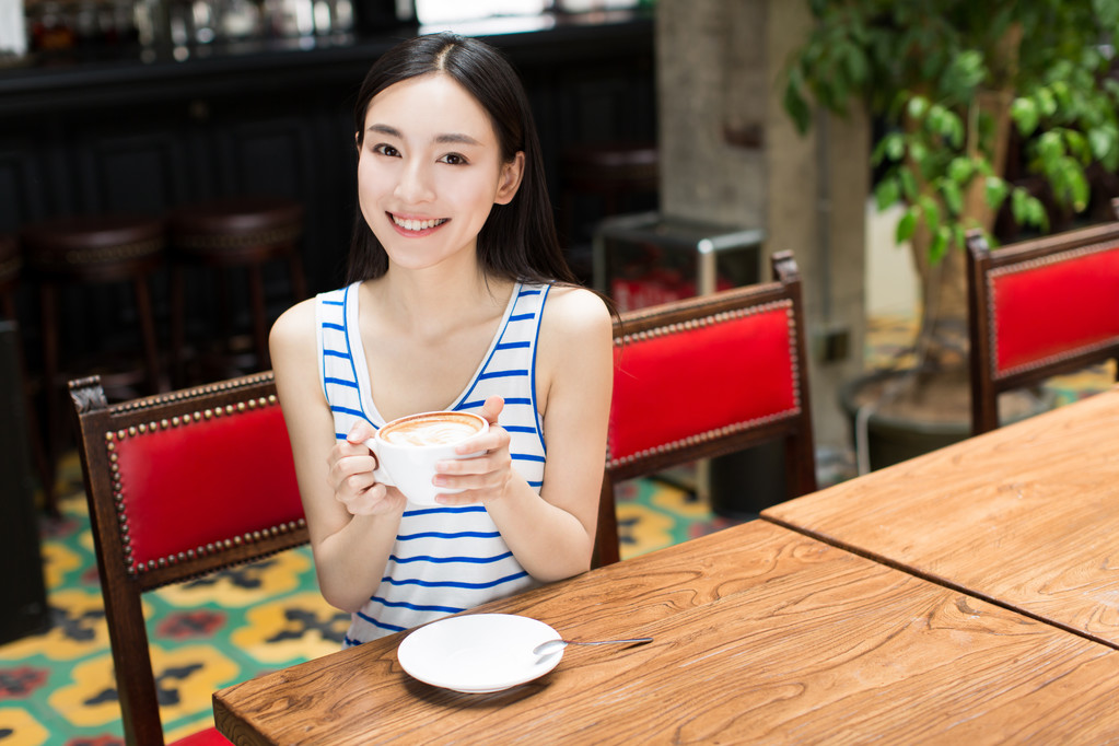咖啡杯的女人照片