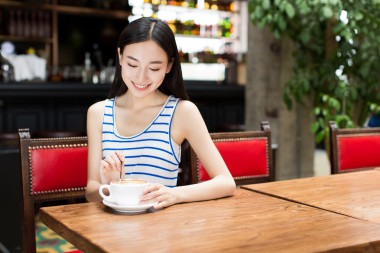 年輕的女孩，在一家咖啡館喝咖啡