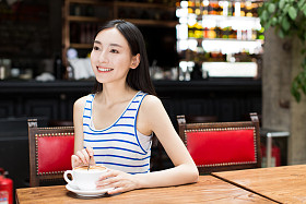 可爱的亚洲女人喝咖啡图片