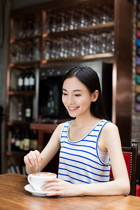 咖啡杯的女人图片