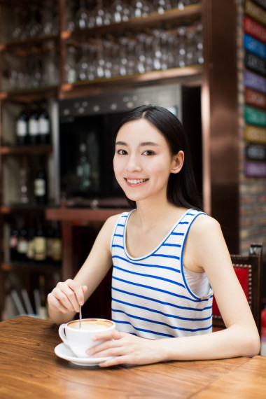 咖啡杯的女人照片