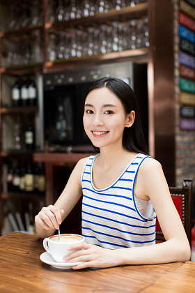 咖啡杯的女人照片