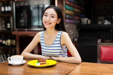 女人喝咖啡和吃早飯