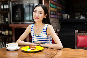 女人喝咖啡和吃早饭