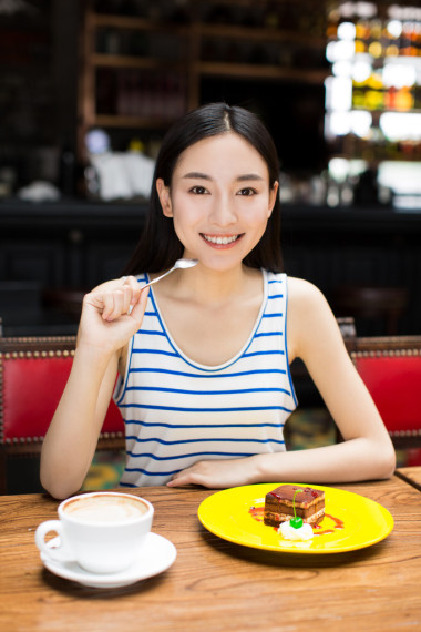 女人喝咖啡和吃早饭