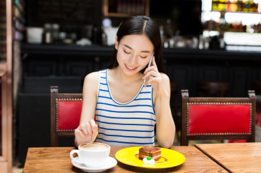 年輕漂亮的女孩，與移動電話