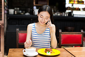 年轻漂亮的女孩，与移动电话