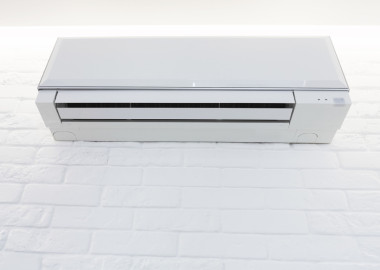 白色的空調(diào)裝在畫壁磚