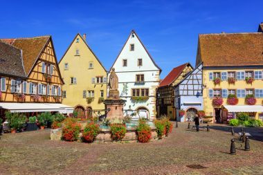 色彩缤纷的半木结构房子，在法国的阿尔萨斯，Eguisheim