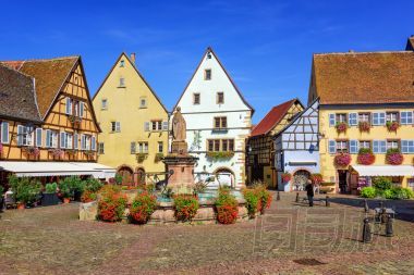 色彩繽紛的半木結(jié)構(gòu)房子，在法國(guó)的阿爾薩斯，Eguisheim