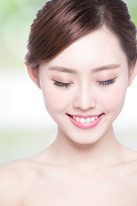 美丽的女人放松图片