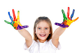 快乐可爱的小女孩，用彩色画手