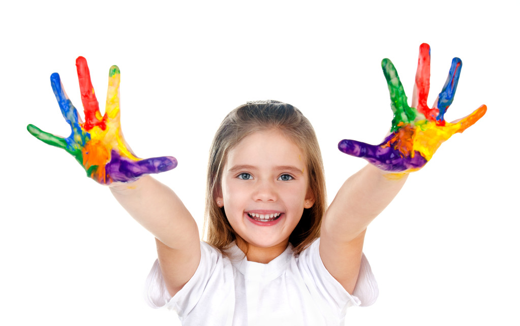 快乐可爱的小女孩,用彩色画手 快乐可爱的小女孩,用彩色画手