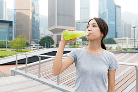 运动型女人喝蔬菜汁饮料图片