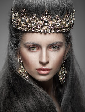 一个美丽的女人在钻石皇冠和耳环的肖像