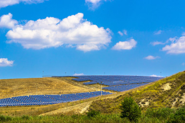 太陽能電池板在多小山的風景圖片