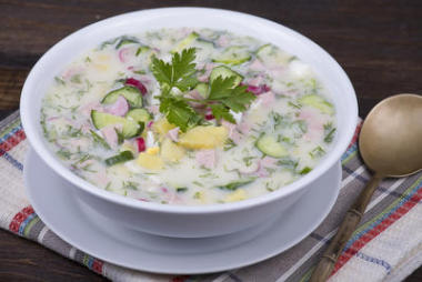 冷菜汤喝酸奶，牛奶基地--okroshka