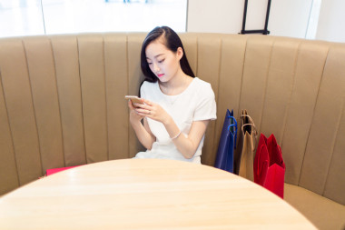 女孩坐在咖啡店里照片