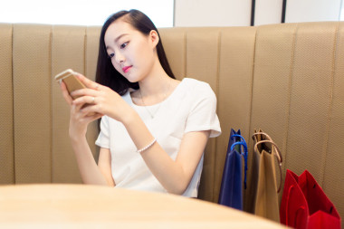 女孩坐在咖啡店里圖片