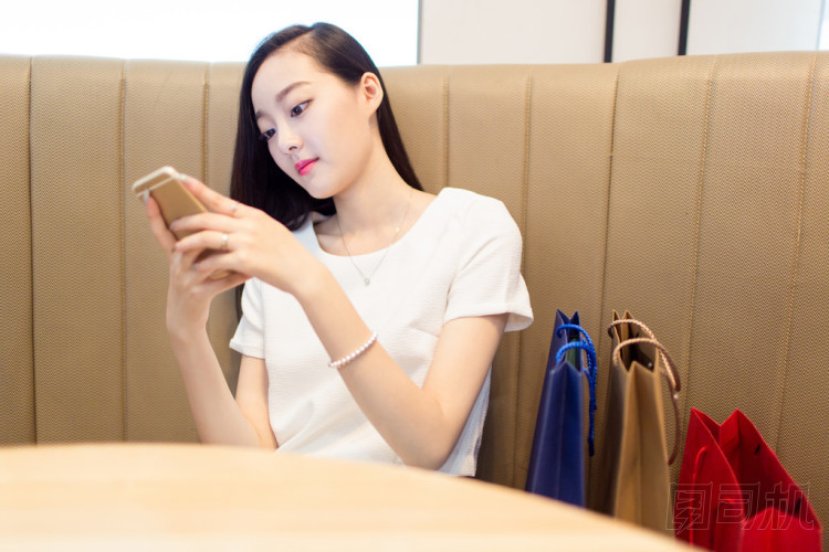 女孩坐在咖啡店里圖片