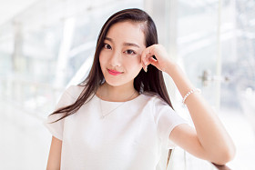 美丽的女孩，倚在窗玻璃前图片