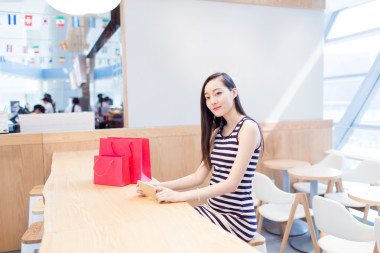 在商場(chǎng)里休息圖片