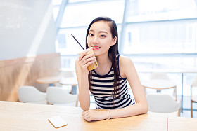 女孩坐在咖啡店里图片