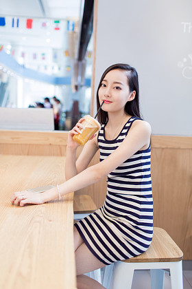 女孩坐在咖啡店