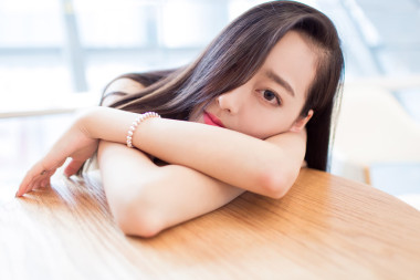 女孩坐在咖啡店里圖片