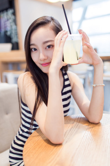 喝一杯冰鎮(zhèn)飲料的女孩圖片