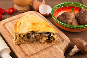 用白菜和蘑菇派照片