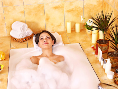 女人帶泡泡浴.圖片