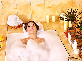 女人带泡泡浴.图片