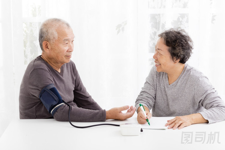 血壓在客廳里的快樂年長夫婦