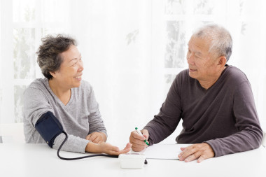 血壓在客廳里的快樂(lè)年長(zhǎng)夫婦