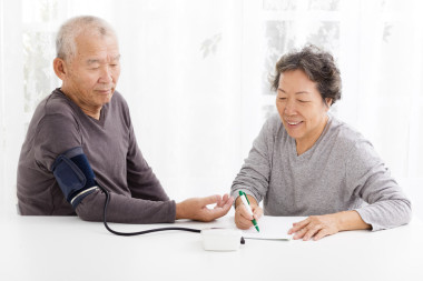 血壓在客廳里的快樂年長夫婦