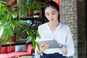 女人在咖啡厅网上冲浪