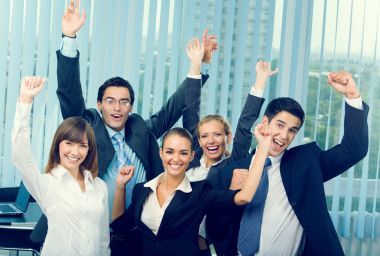 快乐成功打手势业务团队在办公室