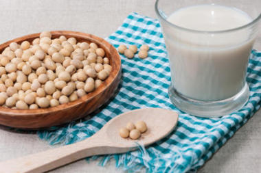 杯牛奶和大豆的碗图片