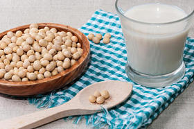 杯牛奶和大豆的碗图片