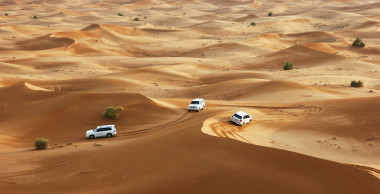 在迪拜的阿拉伯沙漠的沙丘吉普車
