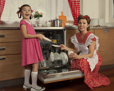 母亲与她的女儿在厨房里图片