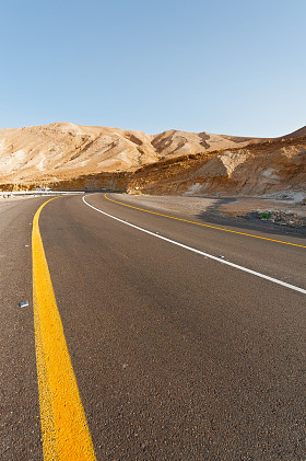在沙漠中的路照片
