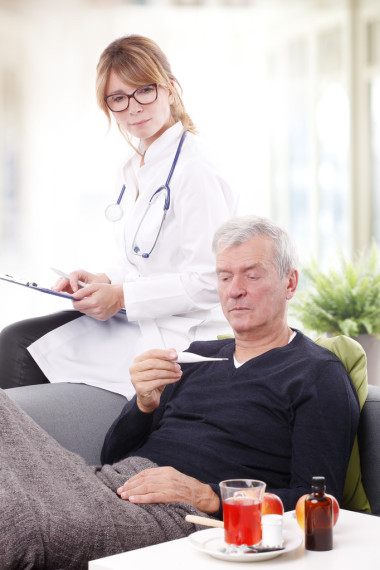 检查发热与医生的病人.图片